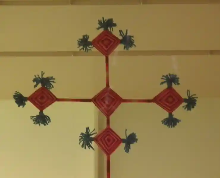 Diamond threads forming a cross